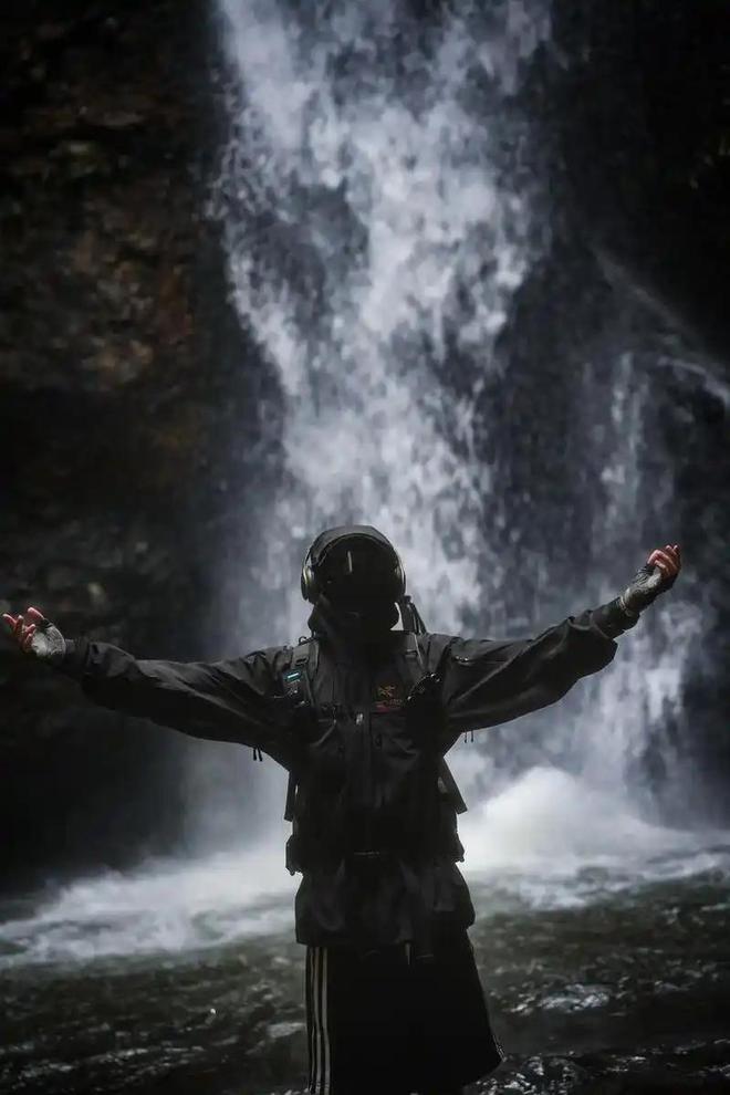 AG九游会一年狂揽上百亿！年轻人眼里的“潮流假货”终究还是暴雷了(图3)